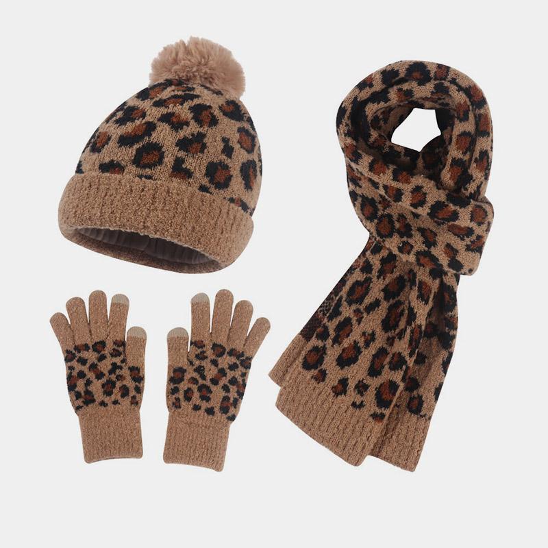 H00030 Gebreid pak met muts, sjaal en handschoen met luipaardprint