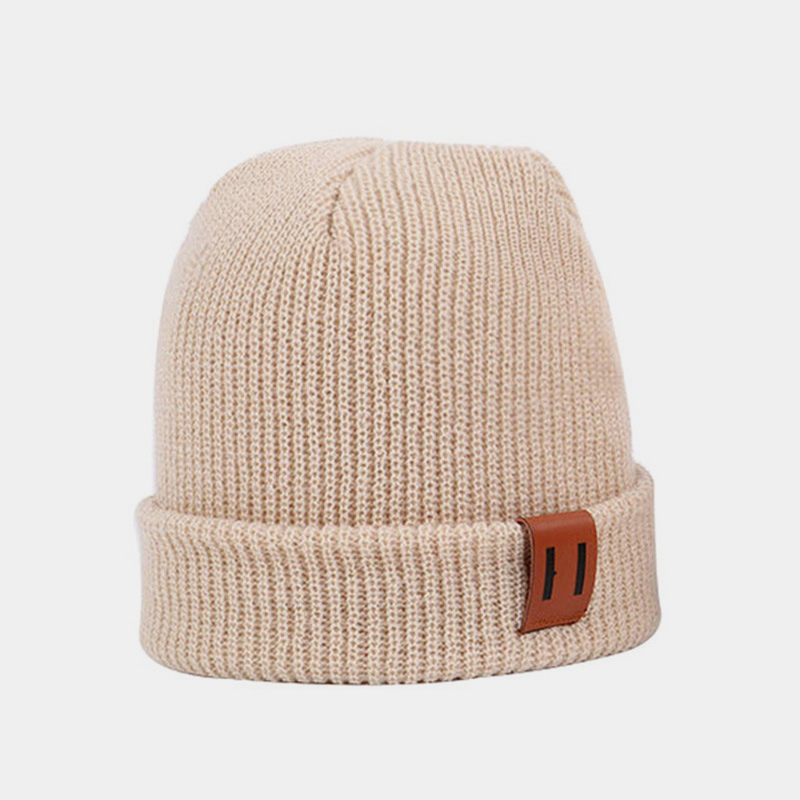 H00044 Gebreide muts met leren label voor ouder en kind