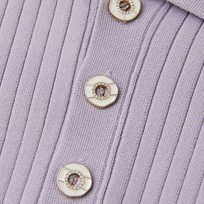 ML2242 Gebreide jurk met verlengde polohals, enkele knop en korte mouwen aan de zijkant ML2242 Gebreide jurk met verlengde polohals, enkele knop en korte mouwen aan de zijkant