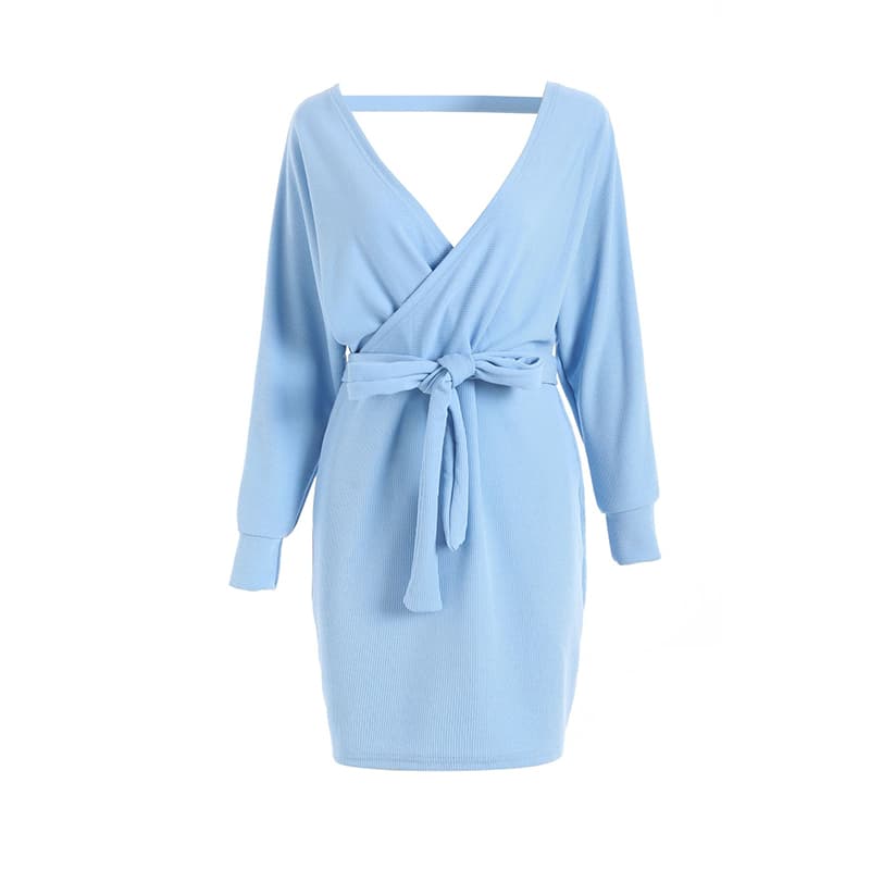 SM-K0076 Gebreide jurk met vetersluiting, cropped v-hals en vleermuismouwen SM-K0076 Gebreide jurk met vetersluiting, cropped v-hals en vleermuismouwen